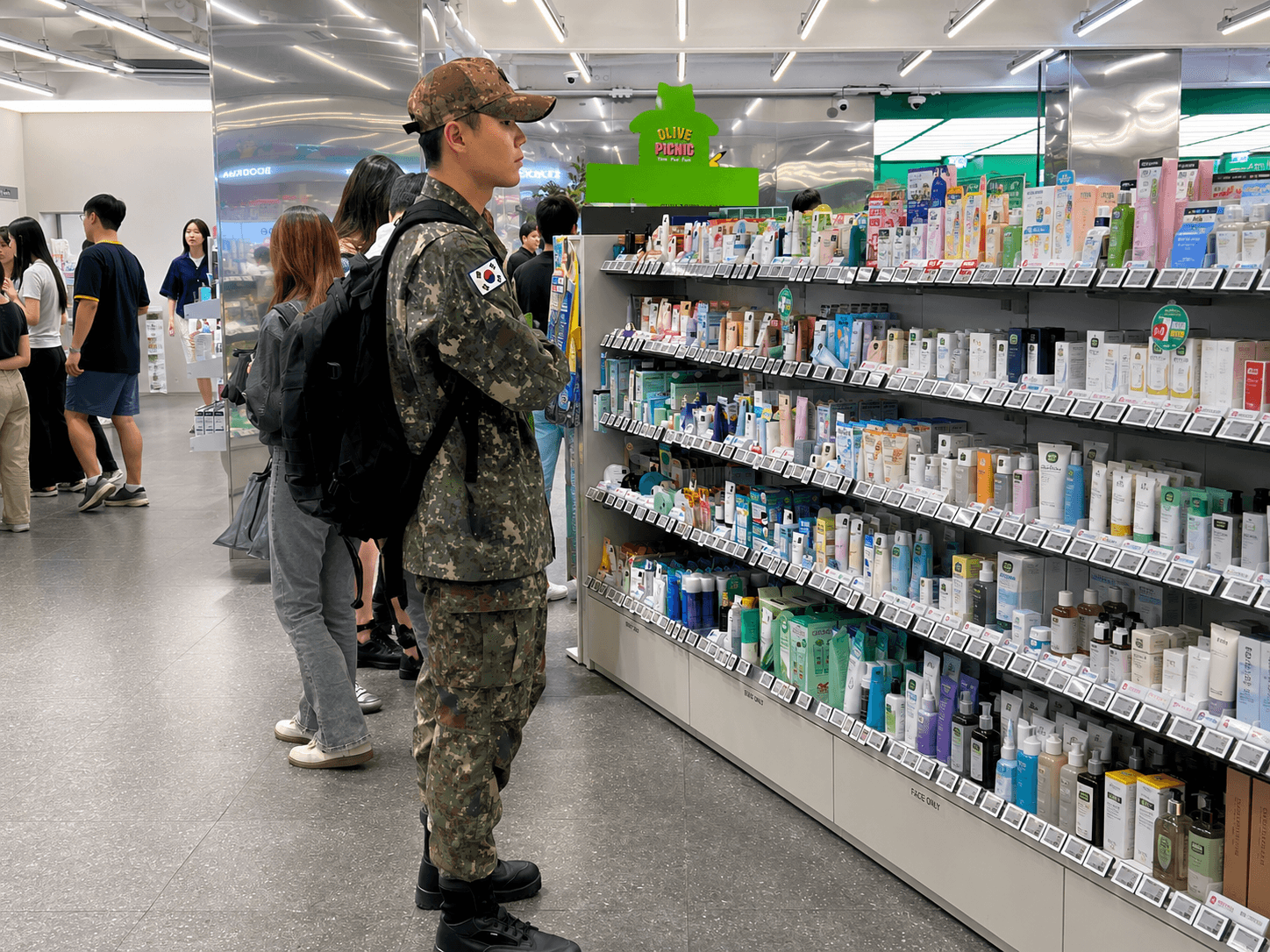 Eligiendo un producto directamente del estante en Corea